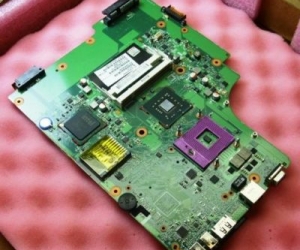 Replacment New Toshiba V000185030 Satellite L505 L500 Motherboard